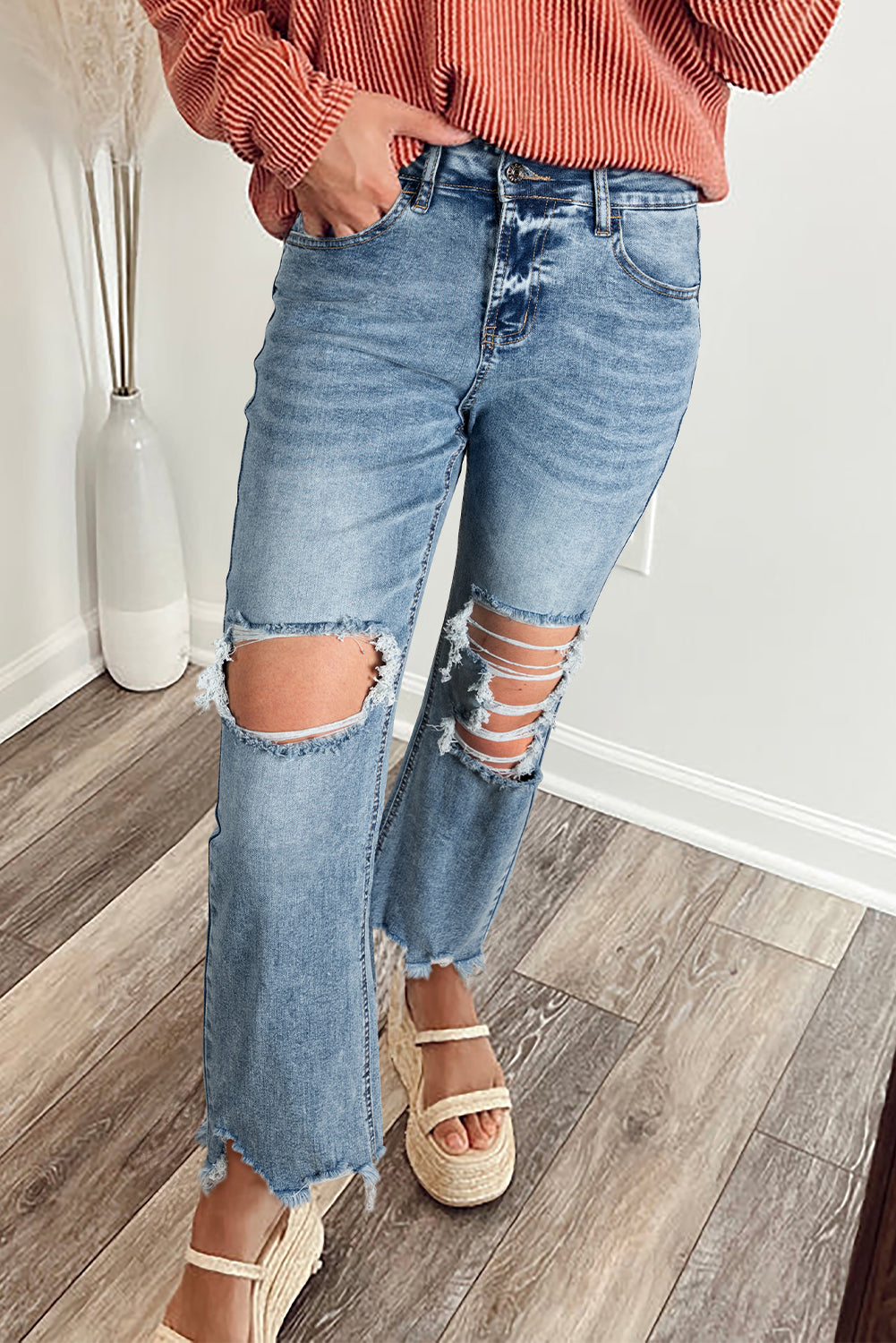Ripped Open Knee Fit Flare Jeans