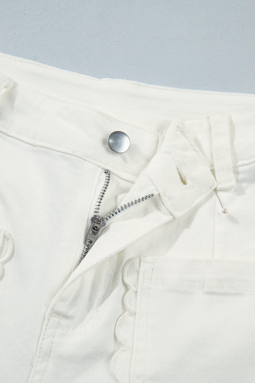 White Solid Color Scalloped Patch Pocket Shift Jeans